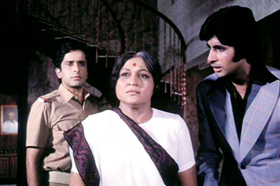 ‘দিওয়ার’ ছবিতে দুই ভাইয়ের সম্পর্কের রসায়ন থেকে আদ্যোপান্ত অ্যাকশন— কোনও কিছুরই অভাব ছিল না। মুক্তির পর এই ছবি শুধুমাত্র ভারতীয় দর্শকের মন জিতে নেয়নি। তা প্রভাব ফেলেছিল বিদেশের বিভিন্ন প্রান্তেও।