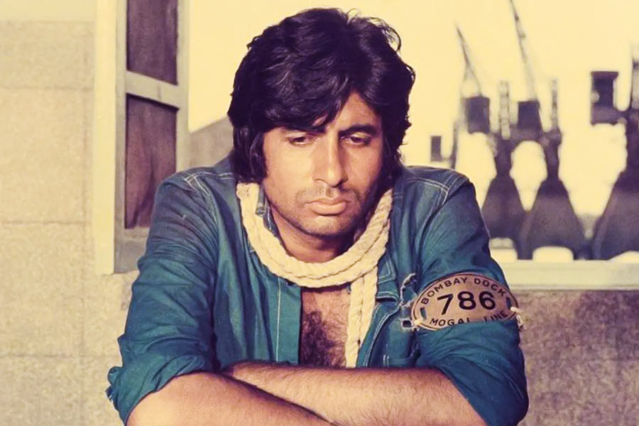 এমনকি হং কংয়ের শ ব্রাদার্সের জনপ্রিয় এক প্রযোজনা সংস্থা ‘দিওয়ার’ ছবির স্বত্ব কিনে ফেলে। যশের ছবি মুক্তির চার বছর পর ১৯৭৯ সালে হং কং-এ মুক্তি পায় ‘দ্য ব্রাদার্স’ ছবিটি। এই ছবিটিতে অভিনয় করেছিলেন ড্যানি লি এবং টোনি লিউ নামের হং কংয়ের দুই জনপ্রিয় তারকা।