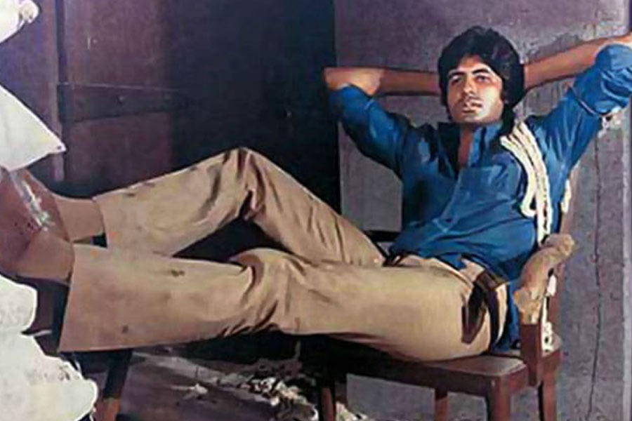 ‘দিওয়ার’ ছবিটি মুক্তির পর অমিতাভ, পরভিন এবং সেলিম-জাভেদ জুটি যেমন এক দিকে তাঁদের কেরিয়ারে সাফল্যের চূড়ায় উঠেছিলেন, ঠিক তেমন অন্য দিকে দেশ-বিদেশ জুড়ে অ্যাকশন ঘরানার ছবির চল বৃদ্ধি পায়।