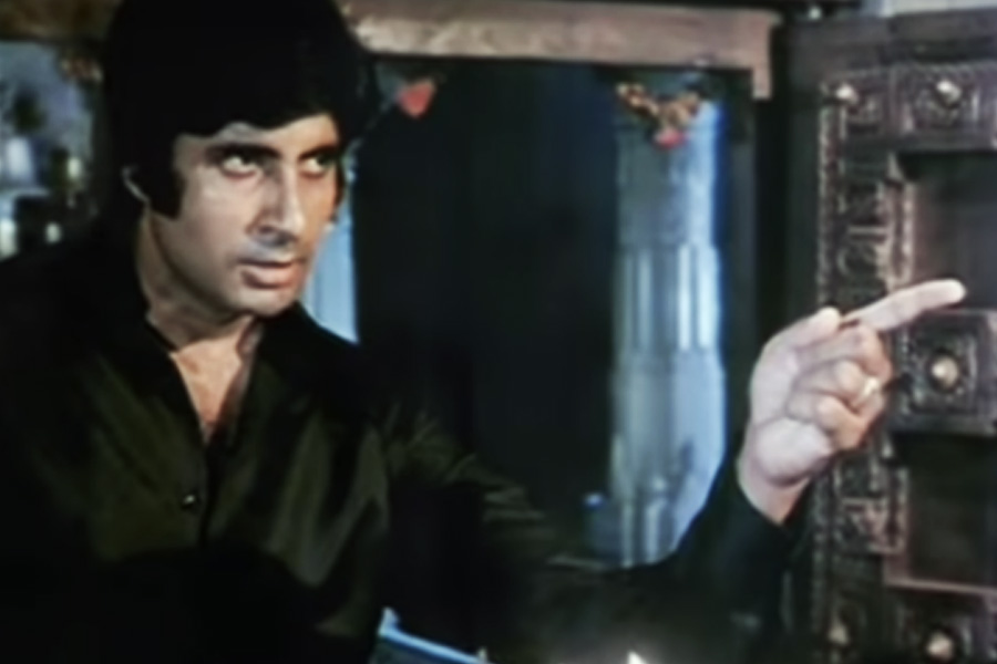 এমনকি ‘দিওয়ার’ ছবির অনুকরণে ১৯৭৮ সালে একটি পার্সি ভাষার ছবি ‘কুসে-ইয়ে-জুনুব’ এবং ১৯৮৫ সালে ‘আচিলারিন কোকুগু’ নামে একটি তুর্কি ভাষার ছবি মুক্তি পায়।