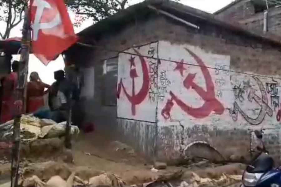 Miscreants allegedly bombed near CPM candidate\\\'s house at Jamalpur of Purba Bardhaman