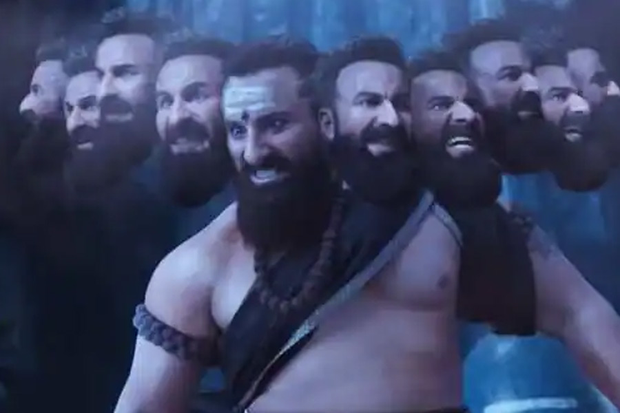 সংলাপ, দুর্বল গ্রাফিক এবং পৌরাণিক চরিত্রের অদ্ভুত বেশভূষা নিয়ে সমালোচনার মাঝেই প্রকাশ্যে এল এক নতুন তথ্য। বলিপাড়ায় কানাঘুষো শোনা যাচ্ছে, প্রভাস নাকি ‘আদিপুরুষ’কে আরও বড় বিপদের হাত থেকে রক্ষা করেছেন।