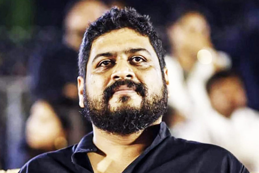 দর্শক এত দীর্ঘ ছবি দেখবেন কি না, তা নিয়ে দ্বিধায় পড়ে গিয়েছিলেন ওম। তিনি ভেবেছিলেন দেড় ঘণ্টার ছবি হলে দর্শকের ধৈর্য্যচ্যুতি ঘটার সম্ভাবনা থাকবে না। তাই ‘আদিপুরুষ’ ছবিটিকে দু’ভাগে ভাগ করার সিদ্ধান্ত নিয়েছিলেন ওম।