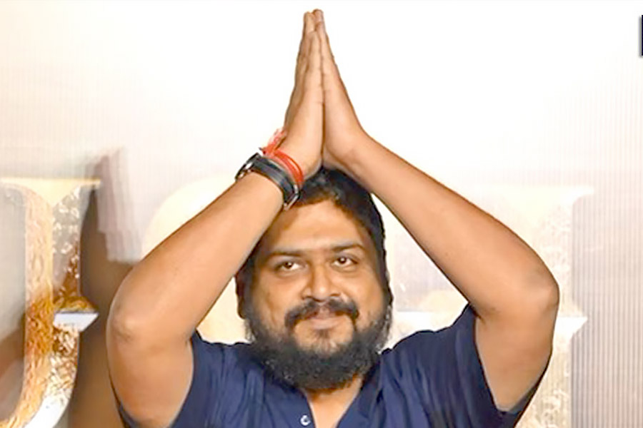 ‘আদিপুরুষ’ ছবিতে আরও কয়েকটি দৃশ্য যোগ করার কথা ভাবেন ওম। তিনি ঠিক করেন আরও কয়েক দিন পুরো দলকে নিয়ে শুটিং করবেন।