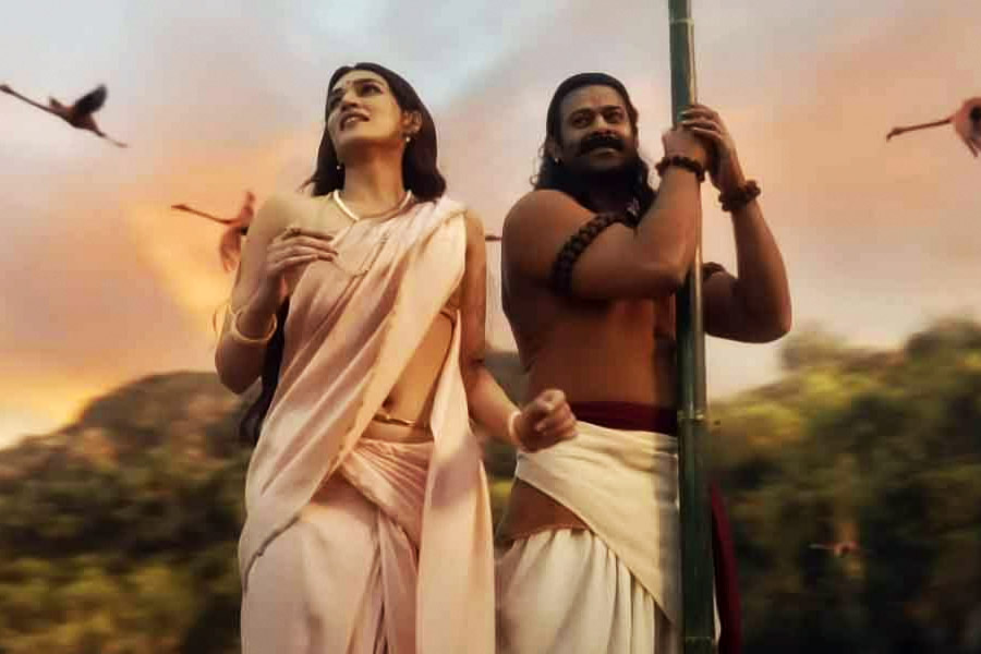 তার পর ‘আদিপুরুষ ১’ এবং ‘আদিপুরুষ ২’— দুই পর্বে ছবি মুক্তির ভাবনাচিন্তা শুরু করেছিলেন ওম। প্রভাসের সঙ্গে এই নিয়ে আলোচনাও করেছিলেন পরিচালক।