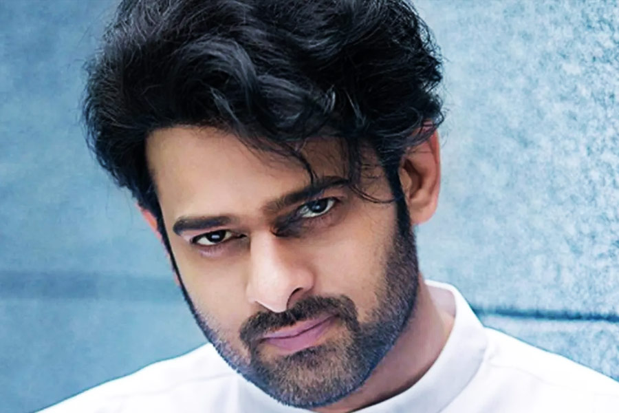 প্রভাস কেন দুই পর্বে ছবিমুক্তির সিদ্ধান্তে রাজি হচ্ছিলেন না, তা বুঝতে পারছিলেন না ওম। পরিচালক প্রভাসকে জানান বাকি দৃশ্য শুট করতে এক মাসের মতো অতিরিক্ত সময় লাগবে। 