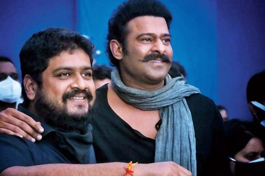 শুটিংয়ের পুরো দল যখন এক জায়গায় রয়েছেন, তখন বাকি দৃশ্যগুলি একবারেই শুট করে নিতে চাইছিলেন ওম। কিন্তু প্রভাস তাতে বেঁকে বসেন।