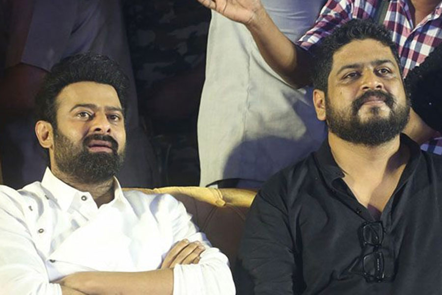 কারণ জিজ্ঞাসা করায় প্রভাস জানান, দুই পর্বে ছবির মুক্তি ঘটলে আদতে ক্ষতিই হবে ওমের। অতিরিক্ত দৃশ্য শুট করলে বাজেটও বৃদ্ধি পাবে বলে জানান প্রভাস।