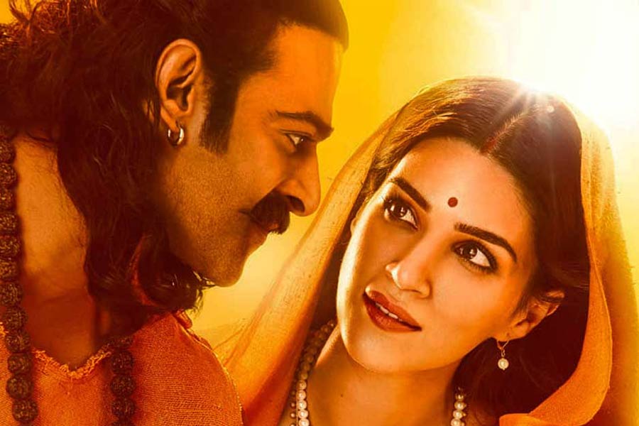 বলিপাড়া সূত্রে খবর, ‘আদিপুরুষ’ ছবির ডিজিটাল স্বত্ব ২৫০ কোটি টাকার বিনিময়ে কিনেছে অ্যামাজ়ন প্রাইম ভিডিয়ো। এমনকি এই ছবির তেলুগু সংস্করণও ১৮৫ কোটি টাকার বিনিময়ে বিক্রি হয়েছে বলে শোনা যাচ্ছে।