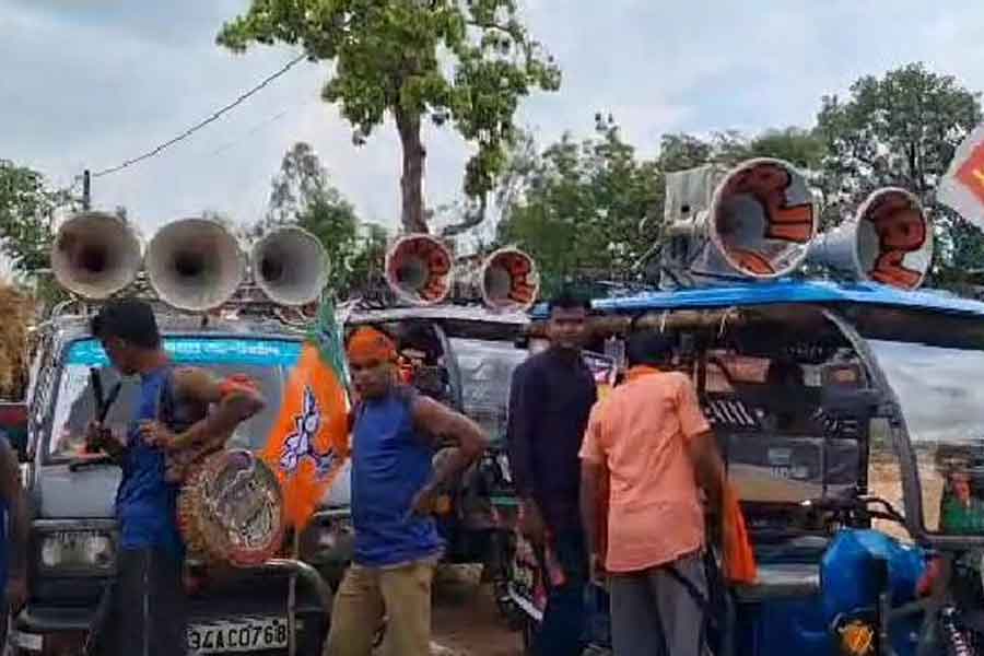 Theme song of TMC\\\\\\\\\\\\\\\\\\\\\\\\\\\\\\\'s  Nabo Jowar played in a rally of BJP