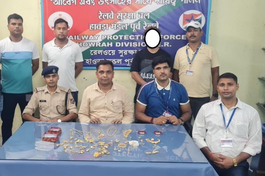Gold and cash worth Rupees 54 thousand recovered from Howrah Station