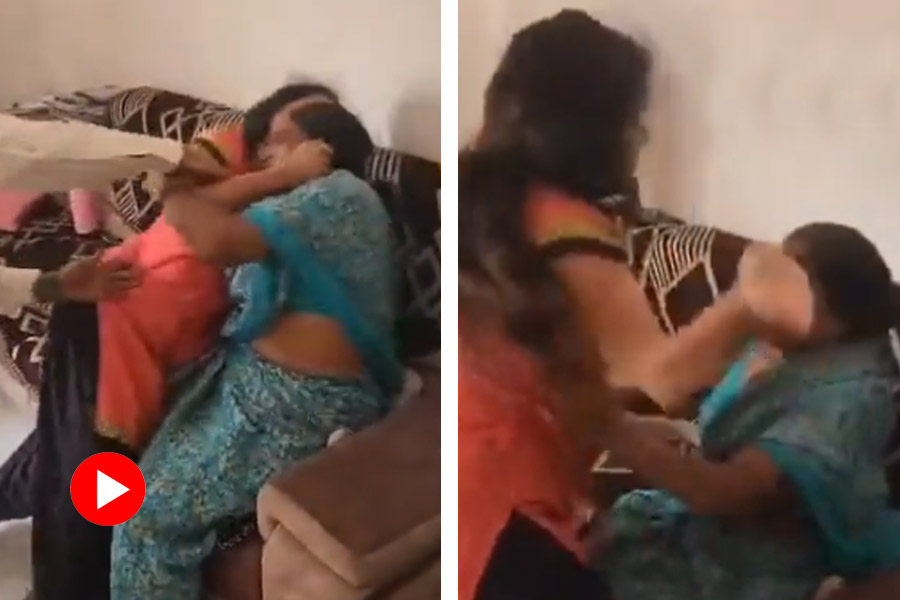 Video of Surat womam fighting with mother in law over property dispute