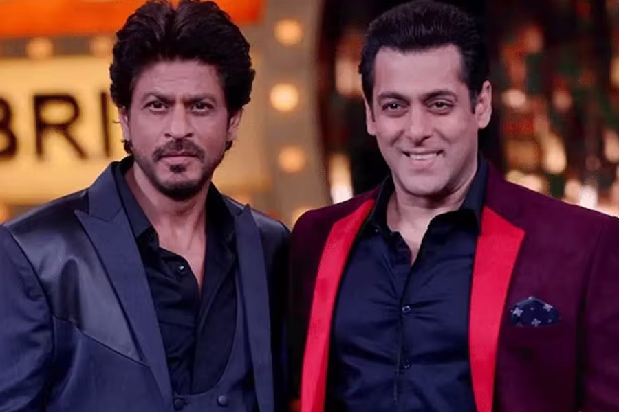 সলমন খান এবং শাহরুখ খান— মায়ানগরীতে নবাগত তারকারা এলেও এই দুই খানের অনুরাগীর সংখ্যা কমেনি একটুও। বরং উত্তরোত্তর তা বৃদ্ধি পেয়ে চলেছে। চলতি বছরে মুক্তিপ্রাপ্ত ‘পাঠান’ ছবিতে কয়েক মিনিটের দৃশ্যে হলেও শাহরুখ-সলমনের যুগলবন্দি দর্শকের মন ছুঁয়ে গিয়েছিল।