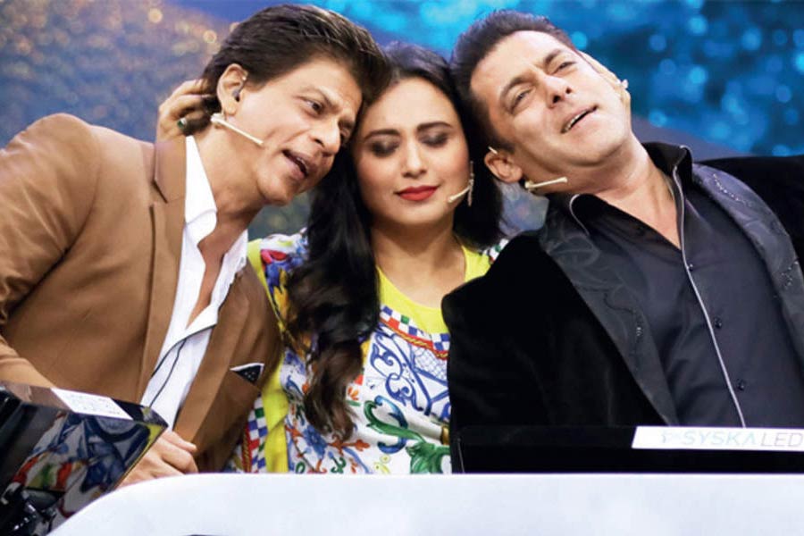 ইনস্টাগ্রামে সম্প্রতি একটি পুরনো ভিডিয়ো ঘোরাফেরা করতে শুরু করেছে। সেই ভিডিয়োতে সলমন এবং শাহরুখের সঙ্গে দেখা গিয়েছে বলি অভিনেত্রী রানি মুখোপাধ্যায়কেও। তিন জন শাহরুখ-পুত্রের বিয়ে নিয়ে আলোচনা হয়েছে।