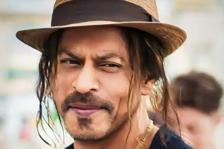 কিন্তু রানির কথা শুনে চুপ করে থাকতে পারেননি শাহরুখ। জবাবে বলেন, ‘‘(সলমনের) সন্তানের জন্ম দিয়ে দিল, বিয়ের সম্বন্ধও ঠিক করে নিল। আগে থেকেই রানি সব ঠিক করে ফেলেছে।’’