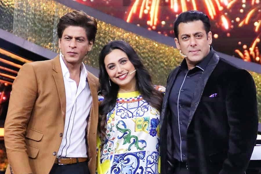 শাহরুখের মুখে নিজের নতুন নাম শুনে হাসিতে ফেটে পড়েন রানি। সলমনের মুখেও তখন হাসির রেখা।