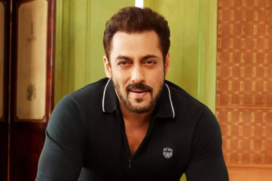 ৫৭ বছরের গণ্ডি পেরনোর পরেও এখনও সঙ্গীহীন জীবন কাটাচ্ছেন সলমন। ঐশ্বর্যা রাই বচ্চনের সঙ্গে বিচ্ছেদের পর কখনও ক্যাটরিনা কইফ, কখনও বা ইউলিয়া ভন্তুরের সঙ্গে নাম জড়িয়েছে সলমনের। কিন্তু এখনও সাত পাকে বাঁধা পড়েননি অভিনেতা।