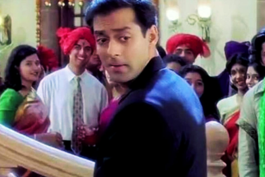 ‘কুছ কুছ হোতা হ্যায়’ ছবিতে অভিনয় করতে দেখা যায় সলমনকে। কিন্তু এই ছবিতে পার্শ্বচরিত্রে অভিনয় করেছিলেন তিনি।