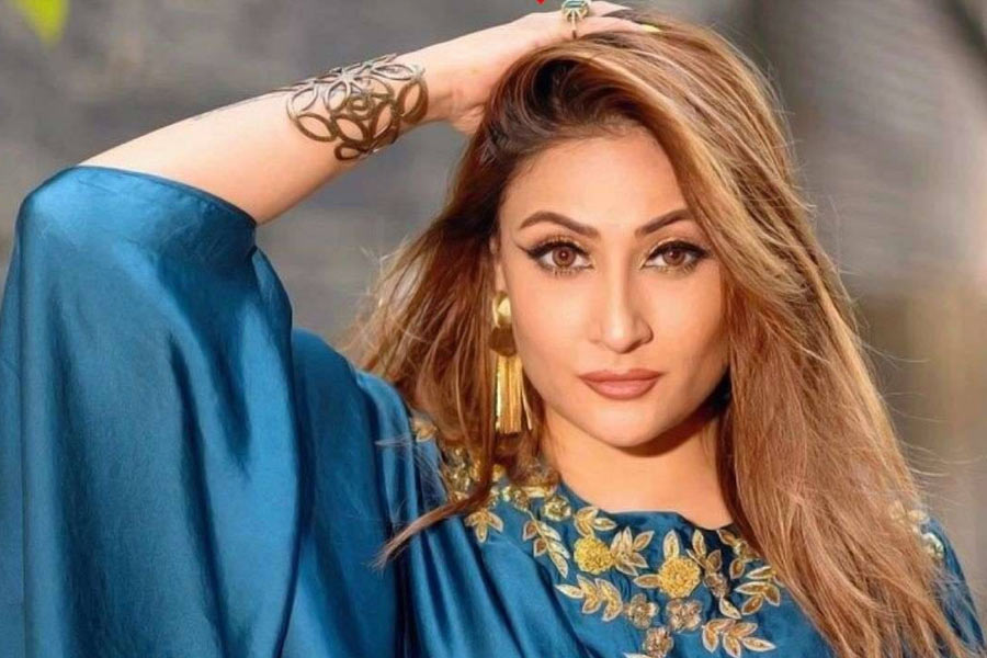 তালিকায় নাম রয়েছে ঊর্বশী ঢোলাকিয়ারও। ২০০১ সালে টেলিভিশনের পর্দায় সম্প্রচারিত ‘কসৌটি জিন্দেগি কে’ হিন্দি ধারাবাহিকে কমলিকার চরিত্রে অভিনয় করে খলনায়িকা হিসাবে দর্শকের মন জয় করেছিলেন তিনি।