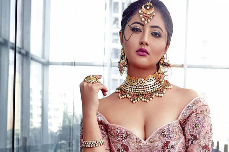 ২০০৮ সালে সম্প্রচারিত ‘পরী হুঁ মে’ হিন্দি ধারাবাহিকে মুখ্যচরিত্রে অভিনয় করে পরিচিতি গড়ে তোলেন রেশমা দেশাই। কিন্তু তার আগে থেকেই অসমিয়া, হিন্দি, ভোজপুরি, পঞ্জাবি এবং গুজরাতি ভাষার ছবিতে অভিনয় করেছেন তিনি।