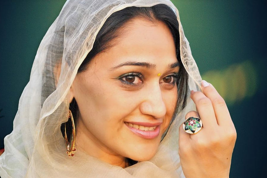 তবে দিশার কেরিয়ার শুরু হয় নব্বইয়ের দশকের শেষের দিকে। ১৯৯৭ সালে মুক্তিপ্রাপ্ত ‘কস্মিন: দ্য আনটাচ্‌ড’ নামের একটি হিন্দি বি গ্রেড ছবিতে প্রথম অভিনয় করেন দিশা। বর্তমানে যদিও ধারাবাহিকের চরিত্রে দয়াবেন নামেই অধিক পরিচিত তিনি।