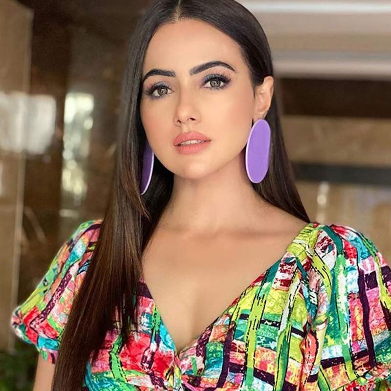 ছোট পর্দার অভিনেত্রী হিসাবে সাফল্যের চূড়ায় থাকা অবস্থায় এক ধর্মগুরুকে বিয়ে করে অভিনয় থেকে সরে যান অভিনেত্রী সানা খান। তাঁর স্বামী মৌলবি এবং ইসলাম ধর্মের গবেষক। বিয়ের পর হিজাব পরা শুরু করেন তিনি। তা নিয়ে বিতর্কেও জড়ান সানা।