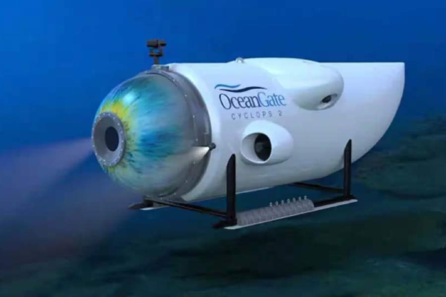 What are the dangers people have faced near Titanic wreckage.