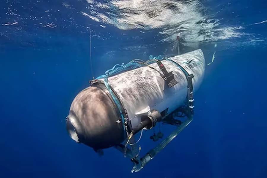 What are the dangers people have faced near Titanic wreckage.