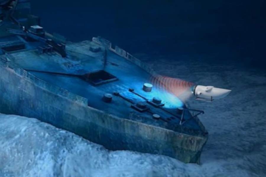 What are the dangers people have faced near Titanic wreckage.