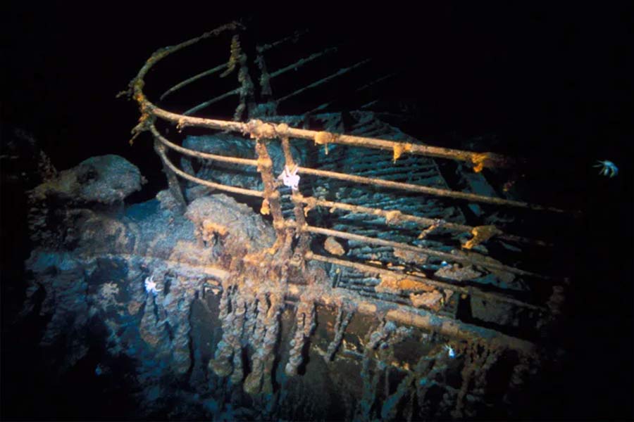 What are the dangers people have faced near Titanic wreckage.