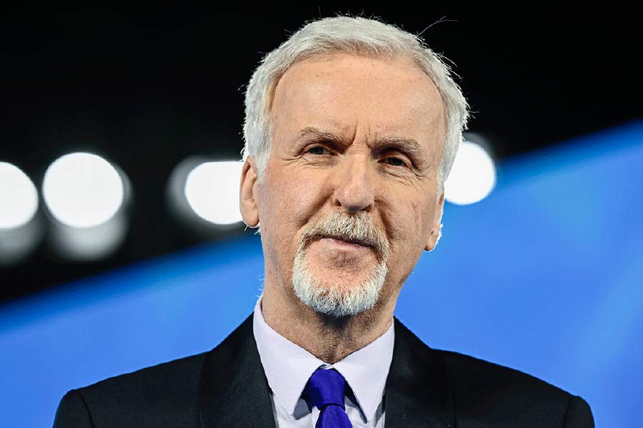 What are the dangers people have faced near Titanic wreckage.