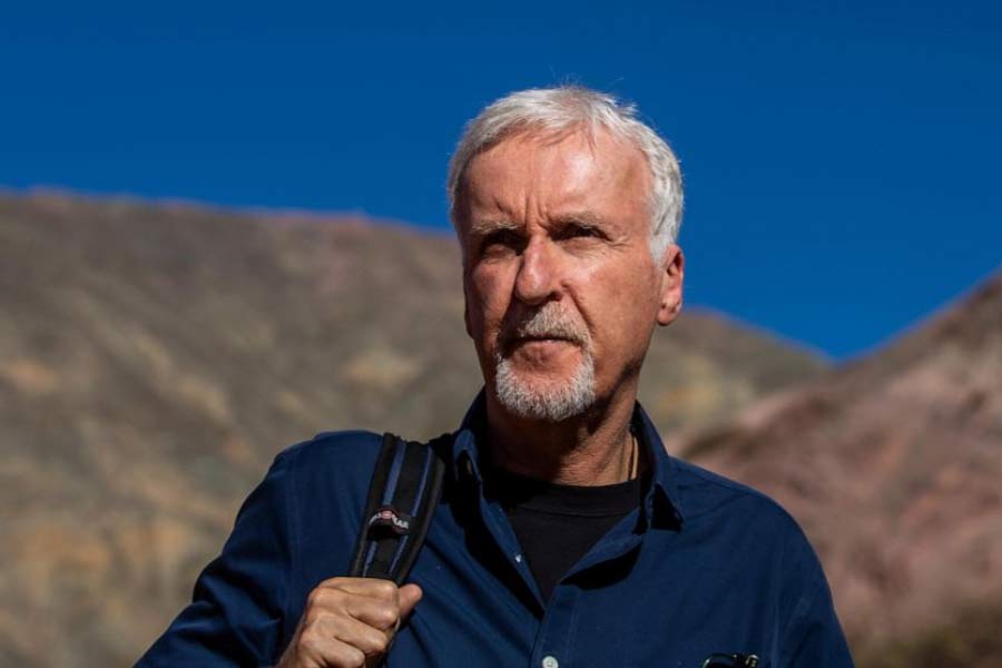 What are the dangers people have faced near Titanic wreckage.