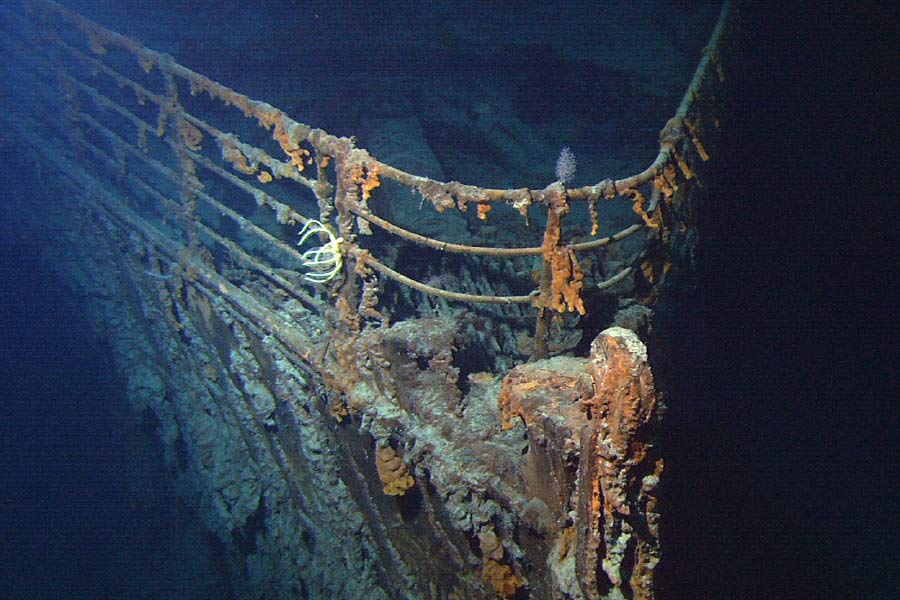 What are the dangers people have faced near Titanic wreckage.