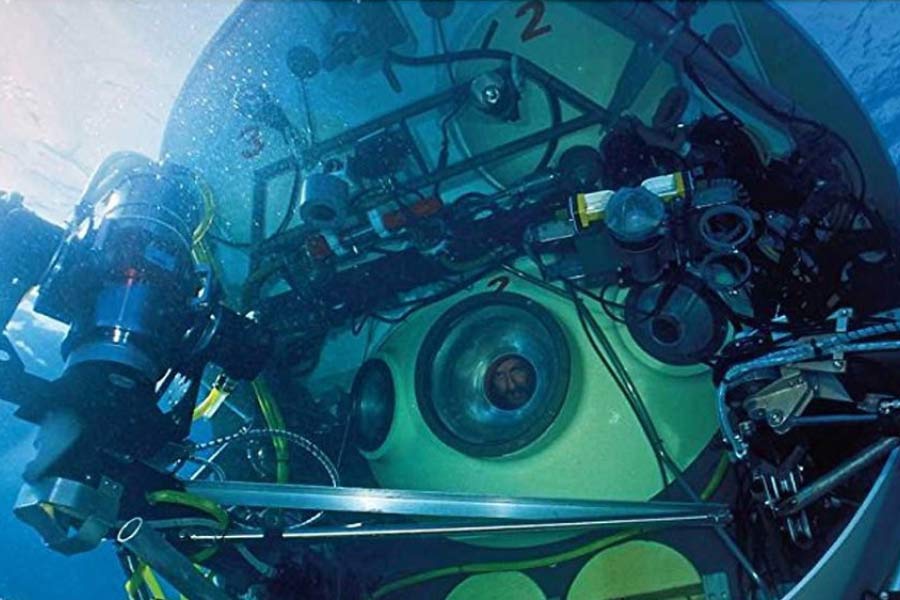 What are the dangers people have faced near Titanic wreckage.