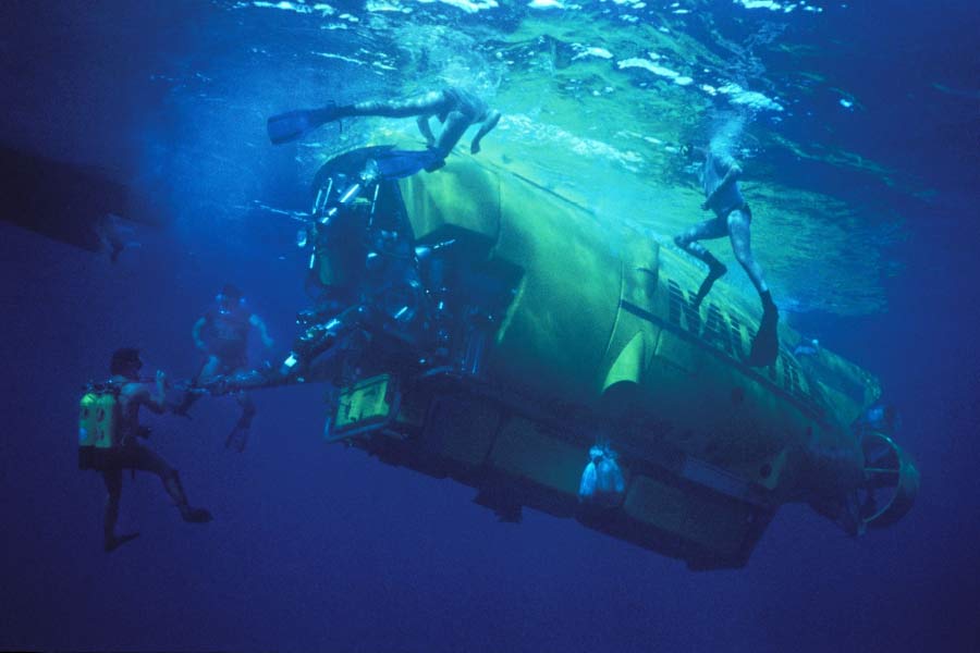 What are the dangers people have faced near Titanic wreckage.