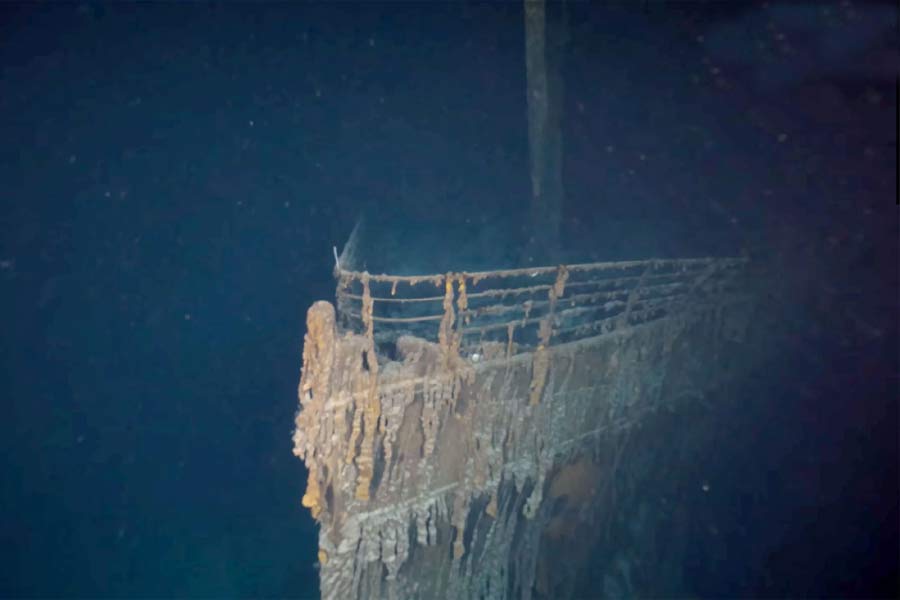 What are the dangers people have faced near Titanic wreckage.