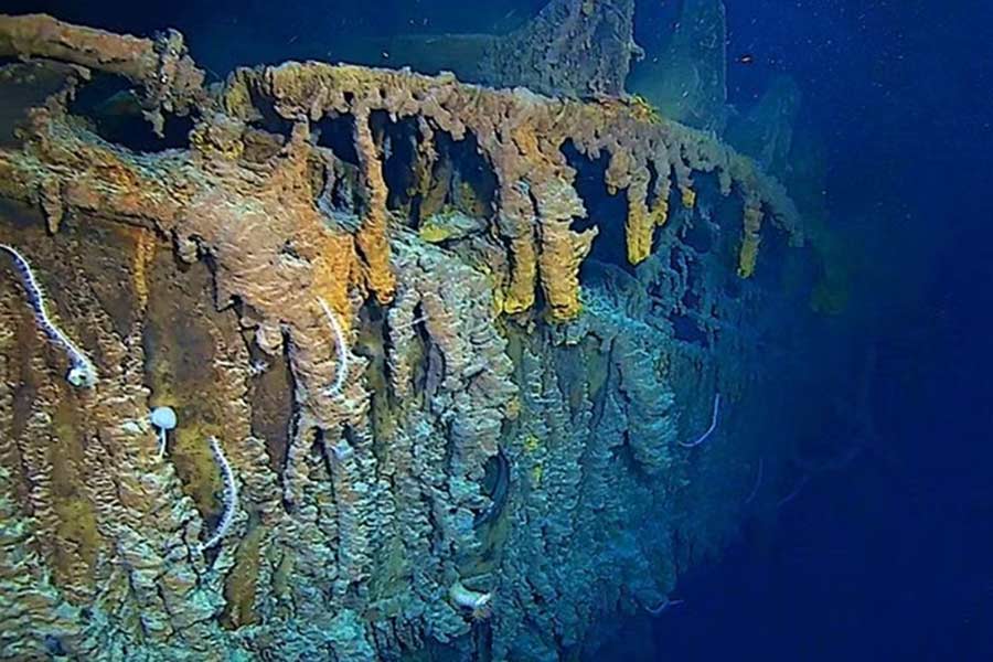 What are the dangers people have faced near Titanic wreckage.