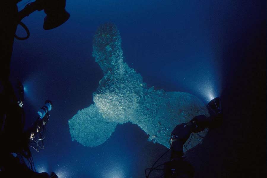 What are the dangers people have faced near Titanic wreckage.