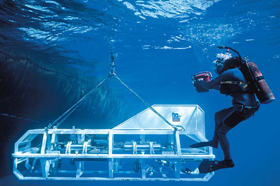 What are the dangers people have faced near Titanic wreckage.