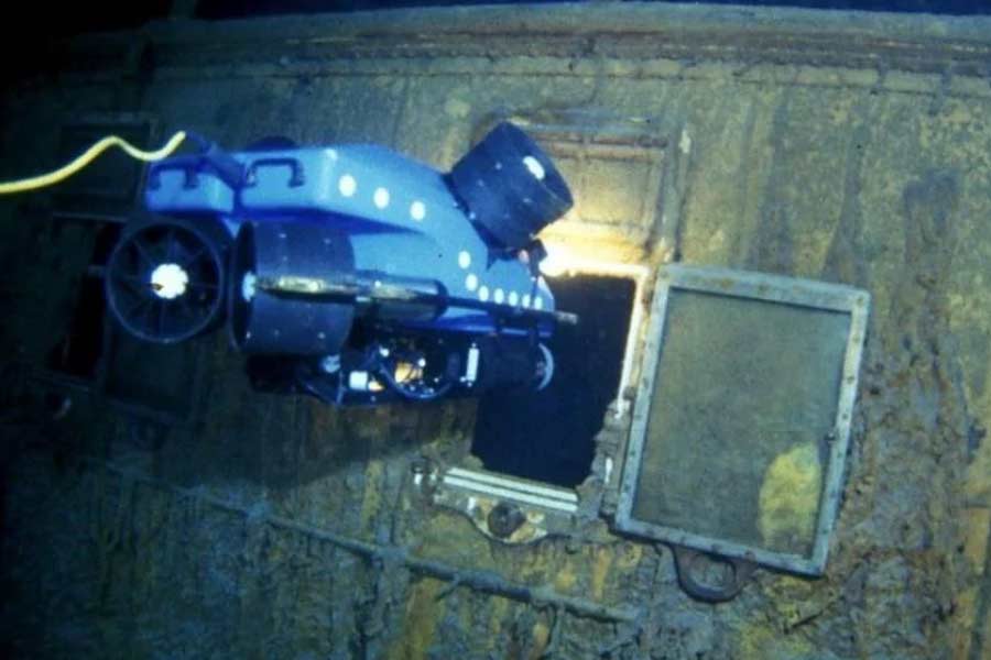 What are the dangers people have faced near Titanic wreckage.