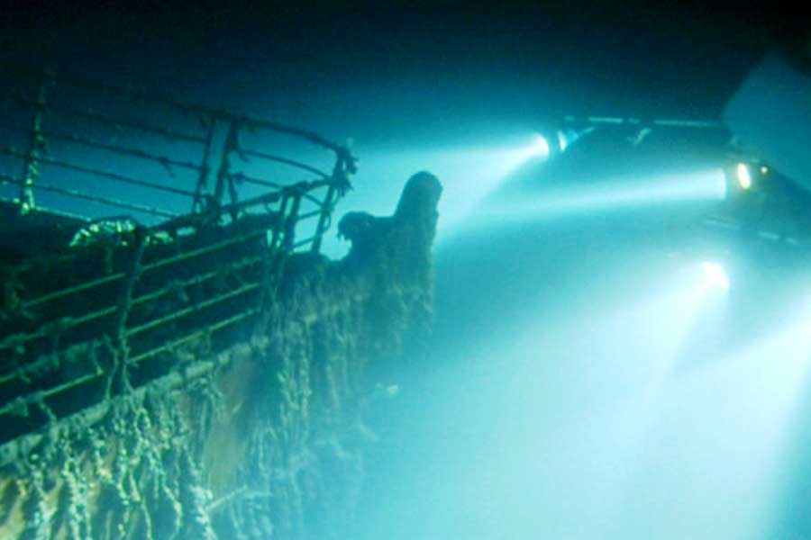 What are the dangers people have faced near Titanic wreckage.