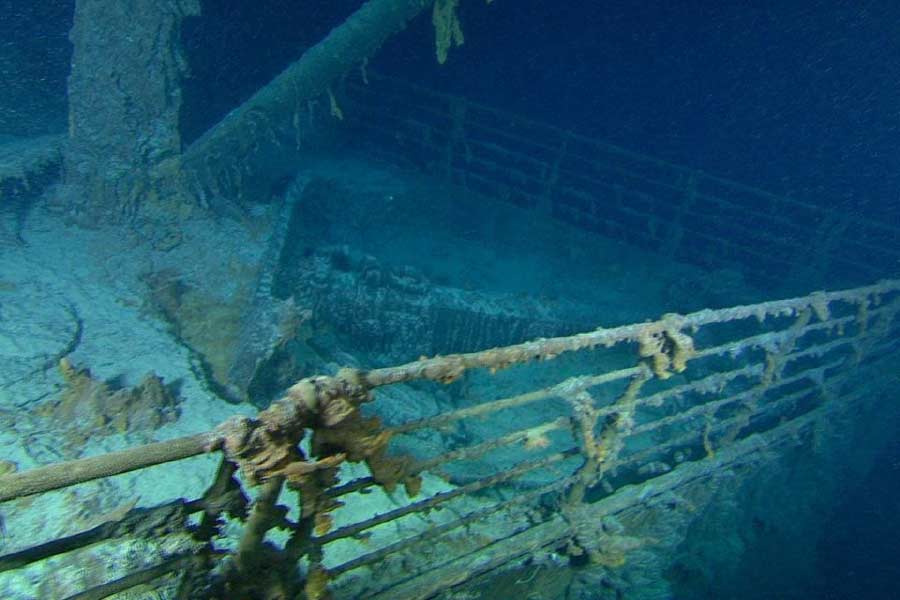 What are the dangers people have faced near Titanic wreckage.