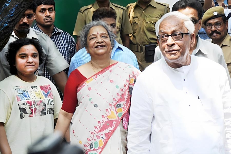 ‘পাঠভবন’ স্কুলের বুথে ২০১১ সালে বাবা-মায়ের সঙ্গে ভোট দিতে গিয়েছেন। কিন্তু সে ভাবে কখনও সংবাদমাধ্যমের সঙ্গে কথাবার্তা বলেননি। 