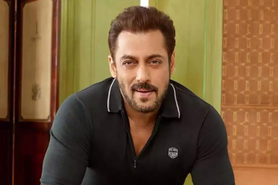 খানিক পরেই সলমন প্রবেশ করেছিলেন অর্পিতার বাড়িতে। তাঁর পরনেও নীল জিন্‌স। সঙ্গে কালো ফুলহাতা শার্ট। কিন্তু ক্যামেরাশিকারিদের নজর তখন সলমনের হাতের দিকে। কিন্তু কব্জিতে ব্রেসলেট ছিল না। তার পরেই শুরু হয় জল্পনা। সেই জল্পনা আরও বৃদ্ধি পায় ইদের অনুষ্ঠানের অন্তিম মুহূর্তে।