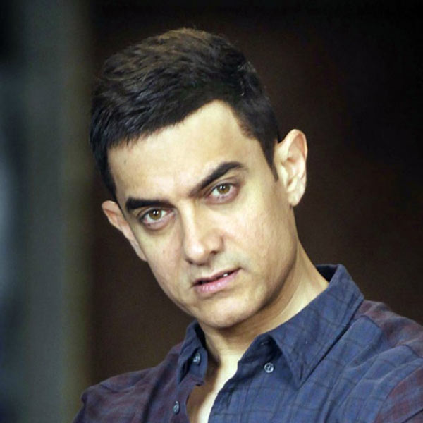 অর্পিতার বাড়ি থেকে অনুষ্ঠান শেষে বেরিয়ে যাচ্ছিলেন আমির। আবার ক্যামেরাশিকারিদের নজরে পড়েন তিনি। স্বাভাবিক ভাবেই সকলের চোখ যায় আমিরের ডান কব্জিতে। কিন্তু অনুষ্ঠান শেষে আমিরের হাতে সেই ব্রেসলেটের দেখা মেলে না।