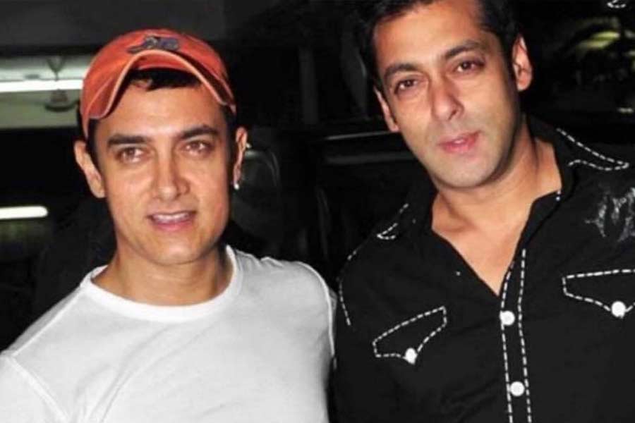 সলমনের কাছে ব্রেসলেটের মূল্য যে কতখানি তা ভাল করেই জানেন অভিনেতার অনুরাগীরা। তাঁদের অনুমান, সলমন তাঁর ব্রেসলেটটি আমিরকে পরতে দিয়েছিলেন। অনুষ্ঠান থেকে বেরোনোর সময় তাই তা আবার সলমনকে ফেরত দিয়ে দেন আমির।