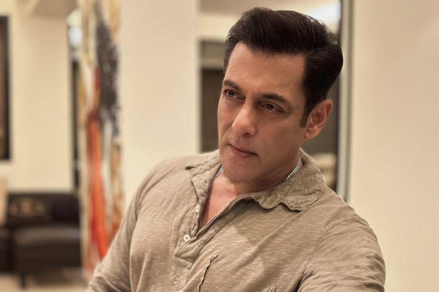 তবে সলমন এবং আমিরের বন্ধুত্বের যে সমীকরণ ক্যামেরায় ধরা পড়ে তা কি আদৌ সত্য? বলিপাড়ায় কানাঘুষো শোনা যায়, সলমনের পেশাগত আচরণের কারণে তাঁকে তেমন পছন্দ করেন না আমির।