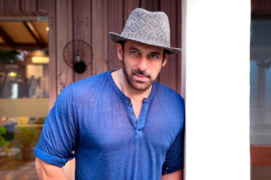 কানাঘুষো শোনা যায়, যত বড় ছবিরই শুটিং থাকুক না কেন, সলমন তাঁর অভ্যাসবশত সেটে দেরি করে পৌঁছন। তার পর এক শটেই প্রতিটি দৃশ্য চূড়ান্ত করে ফেলেন। 