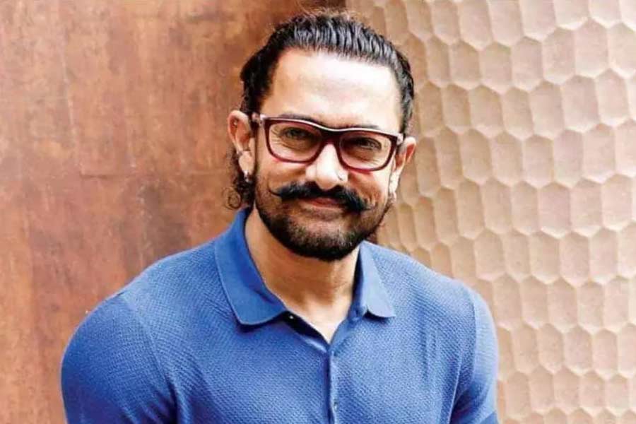 আমির আবার পেশাগত ভাবে সলমনের বিপরীত। আমির নির্দিষ্ট সময়ে সেটে পৌঁছন এবং সব সময় চেনা ছকের বাইরে গিয়ে কিছু করার চেষ্টা করতে থাকেন। 