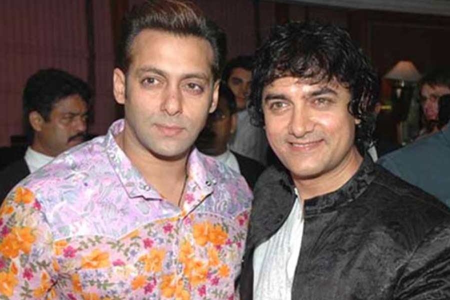 আমির এবং সলমনের পেশাগত আচরণের ব্যবধান আজকের নয়। তা আদতে বহু পুরনো। ১৯৯৪ সালে ‘অন্দাজ অপনা অপনা’ ছবিতে সলমন এবং আমিরকে একসঙ্গে অভিনয় করতে দেখা গিয়েছিল।